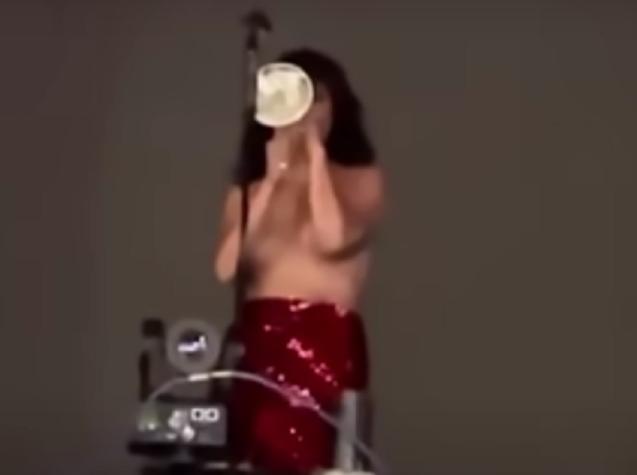 "Por la libertad de las mujeres": Eva Amaral fue aplaudida por topless en pleno concierto