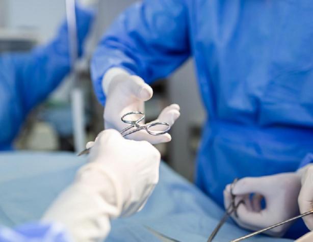 Realizan trasplante de útero en Inglaterra: donante fue la hermana de la paciente