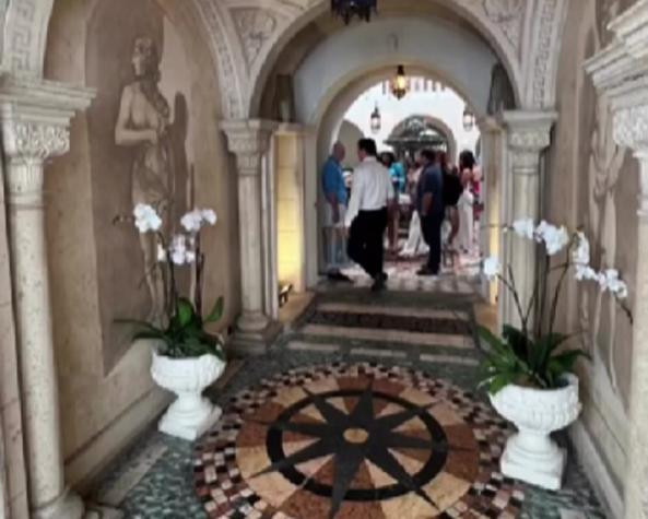 Tiktoker fue a almorzar a la mansión de Versace en Miami: Lo que pagó sorprendió en las redes