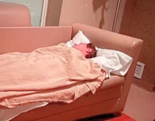 Es viral: Mujer dio a luz y padre de la guagua se desvaneció en la sala de parto
