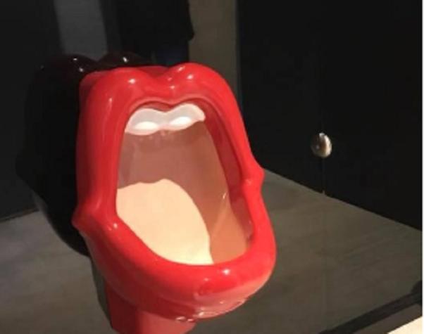 Polémica en Italia por urinarios con forma de boca de mujer en un gimnasio