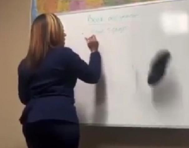 Estudiante le lanza un zapato a profesora en plena clase: su reacción es viral