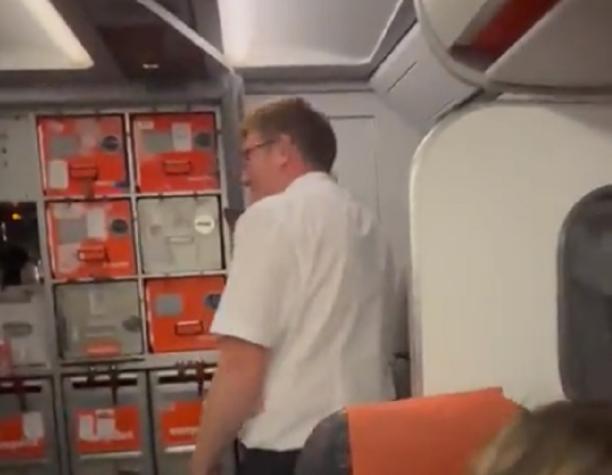 En pleno vuelo: Pareja fue sorprendida teniendo relaciones sexuales en baño de un avión