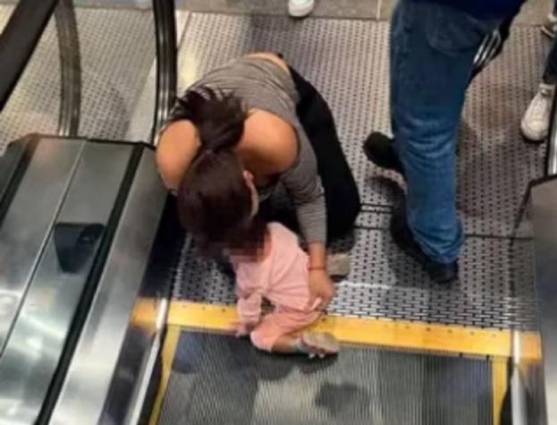 Se viraliza video de niña de dos años atrapada en escalera mecánica: apuntan con el dedo a su madre