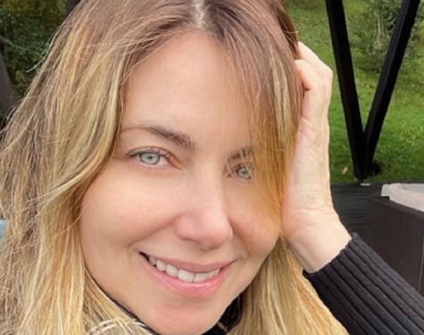 "Lady in red": Mónica Godoy deslumbra con coqueta sesión de fotos en Instagram