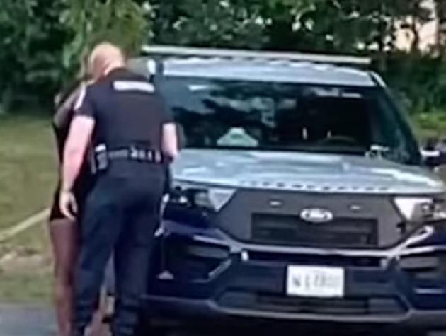 Captan a policía estadounidense acosando y besando a una mujer junto a patrulla