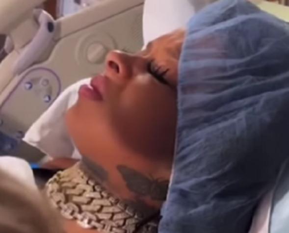 Rapera dio a luz a su primer hijo en plena transmisión en vivo por Instagram
