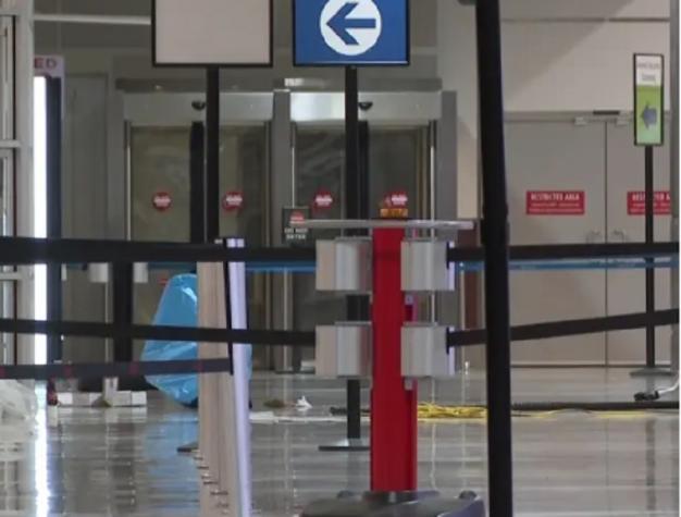 Mujer fue detenida tras apuñalar a tres personas al interior del aeropuerto de Atlanta