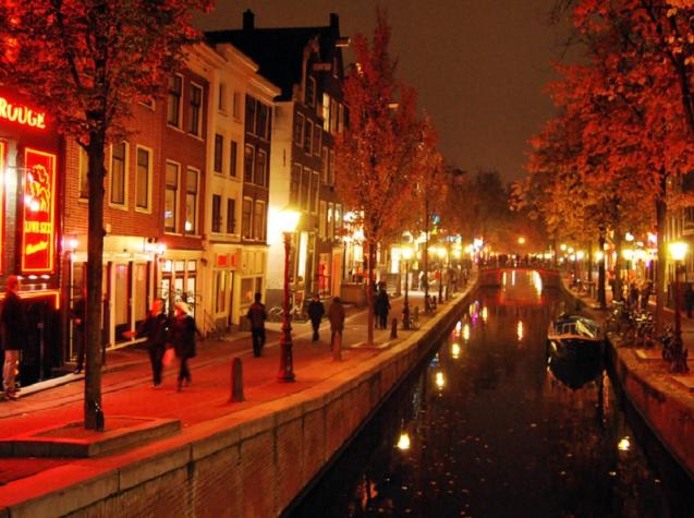 Ámsterdam planea trasladar el Barrio Rojo fuera del centro de la ciudad : Trabajadoras sexuales salen a protestar