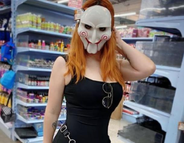 Influencer chilena combina sensualidad con la colección de figuras de terror