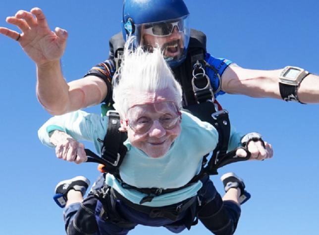 En busca del Récord Guinness: Mujer estadounidense de 104 años se lanza en paracaídas