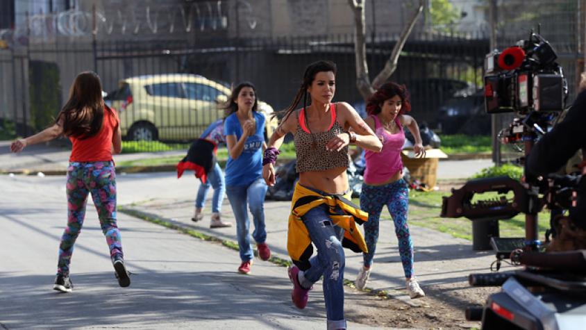 “Preciosas” huyen por las calles de Santiago en la grabación de spot