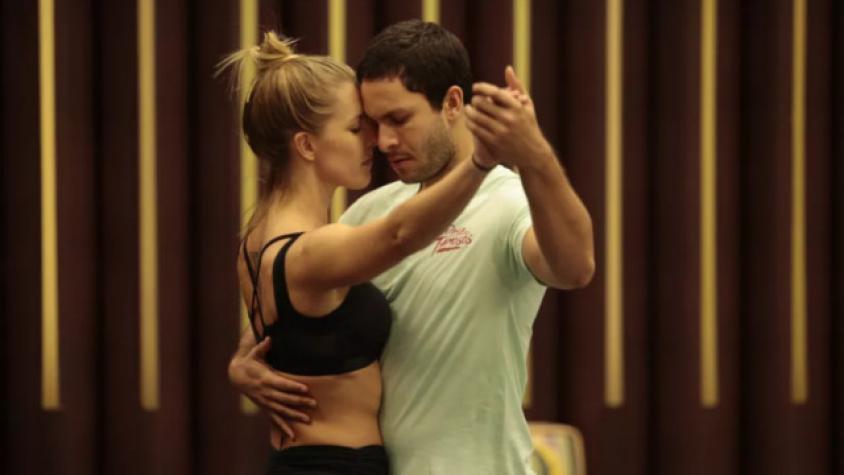 “Visky” se luce como concursante en programa de baile en Brasil