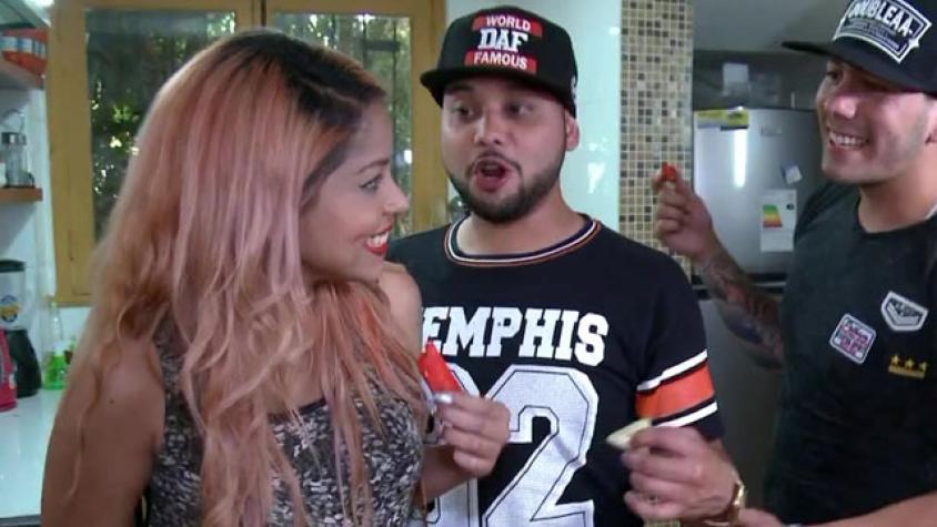 Se la jugaron por los besos con frutas