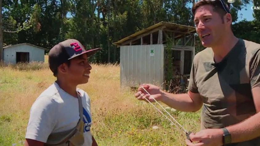 Pancho lanzó las piedras junto a los niños 