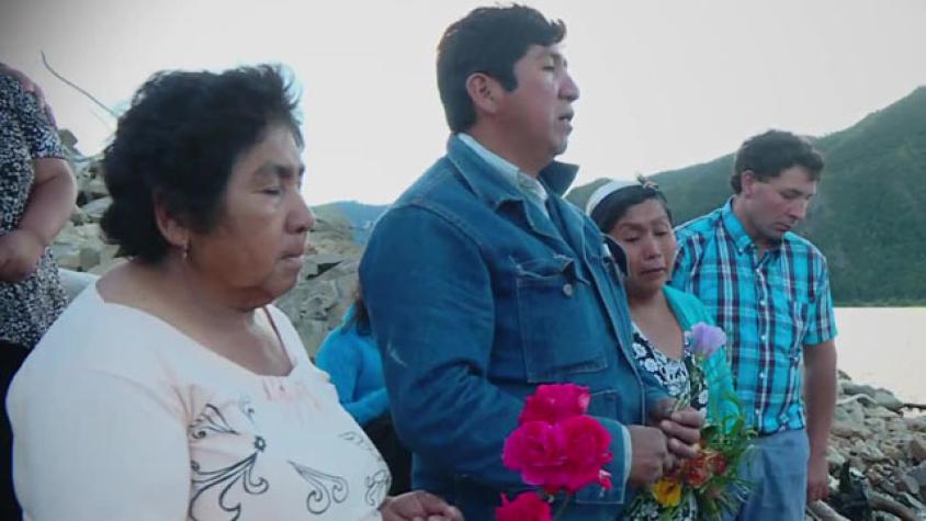 Pancho llevó flores al cementerio bajo el agua