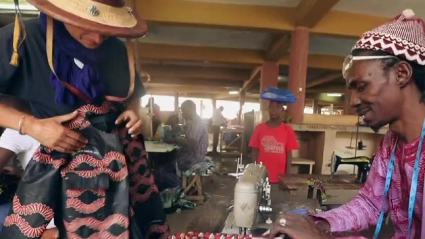 Jorge llegó al pueblo de Borneo a confeccionarse unas camisas africanas