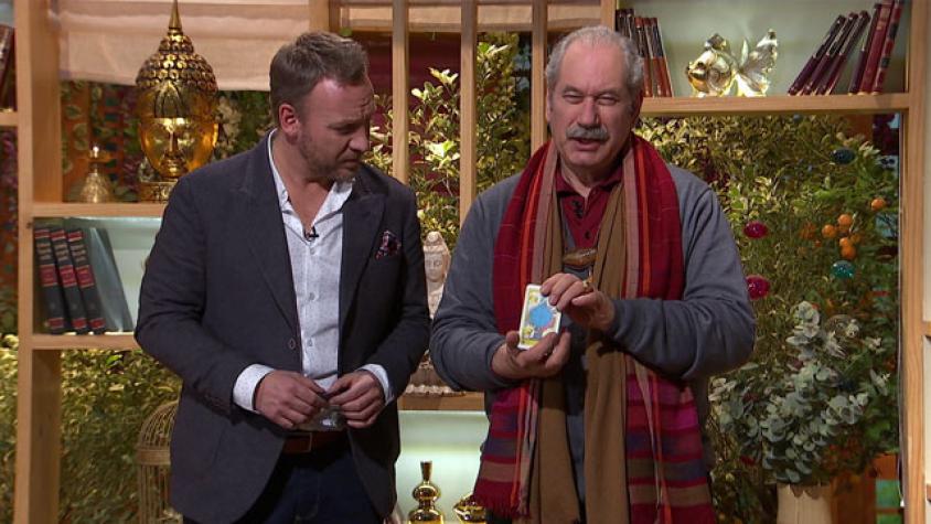 ¡Pedro saca una carta del tarot!