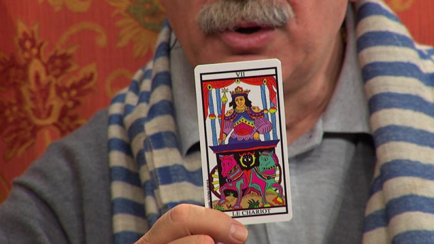 Carola Varleta le pide un consejo al tarot