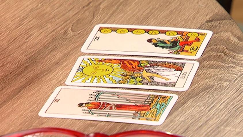 Renata consulta al tarot por su futuro laboral