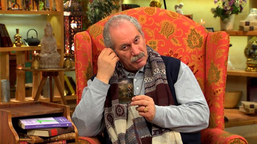 Pedro saca una carta del tarot para cada signo