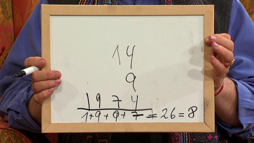 Pedro le muestra a Marlen su arcano del tarot 