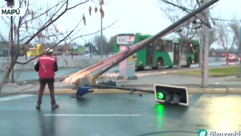 Poste caído complicó al tránsito esta mañana en Maipú