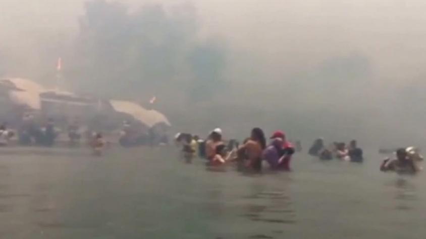 Griegos se lanzaron al mar para escapar de las llamas