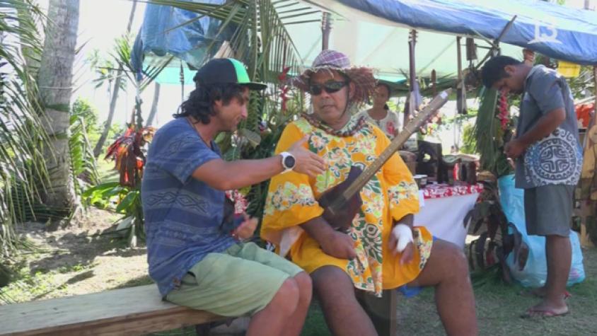 Claudio mostró su talento con el instrumento típico de Tahiti 