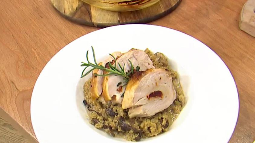 Nico preparó un rico pollo relleno con guiso de quinoa