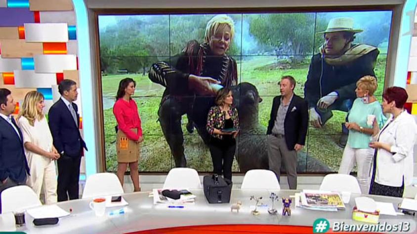 Raquel ordeñó y tomó leche al pie de la vaca