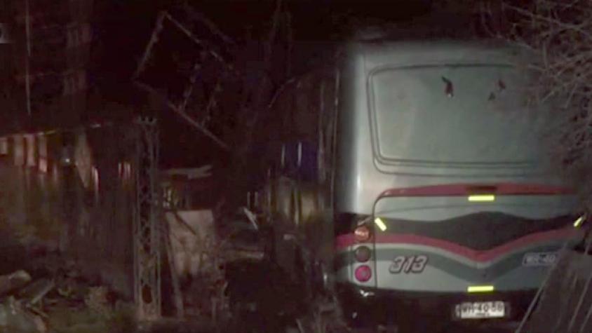 Bus chocó y quedó en el patio de una casa