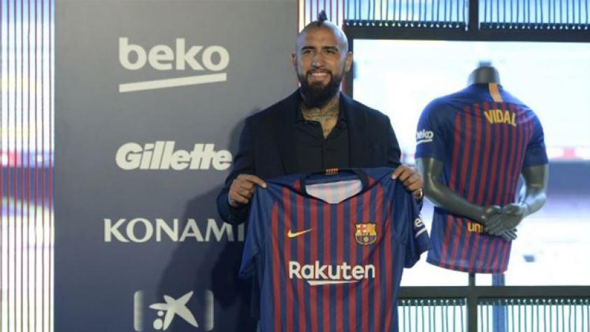  Hinchas celebran la llegada del "Rey" Arturo al Barcelona