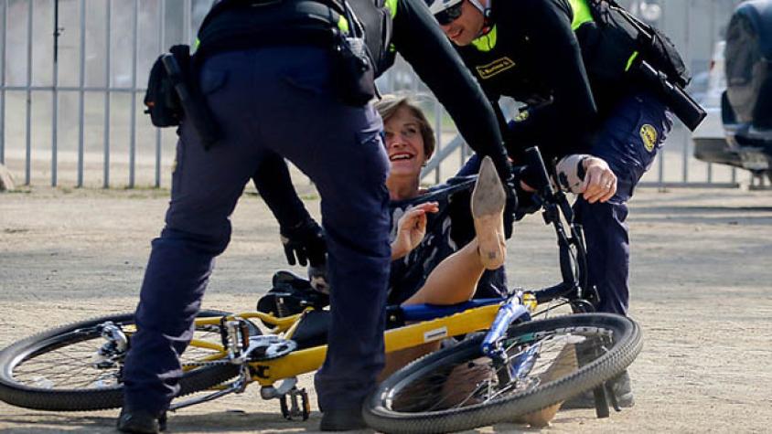 La caída de Evelyn Matthei en bicicleta