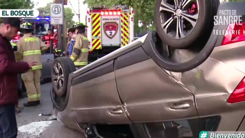 Volcamiento de auto dejó a tres personas heridas