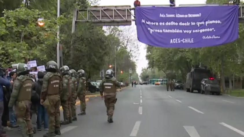 Secundarios se tomaron señalética en rechazo a proyecto “Aula Segura”