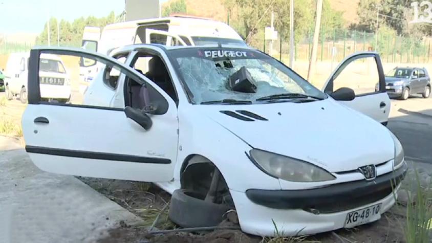 Confuso incidente deja auto abandonado en la vía pública