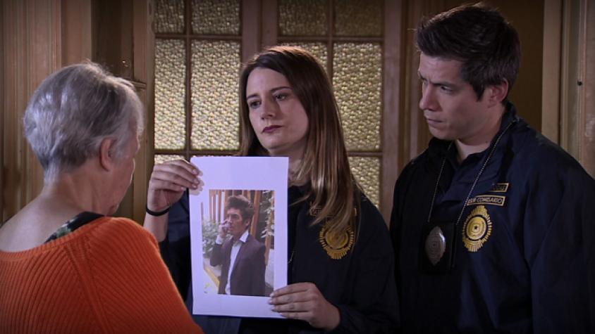 Isabel va tras Roberto 