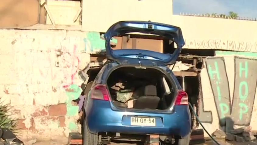 Auto impactó una casa en Peñalolén