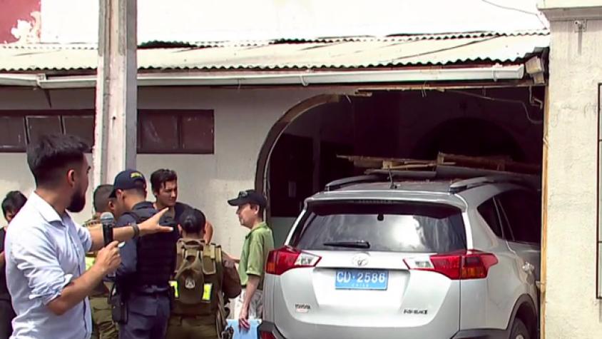 Auto chocó y terminó dentro de una casa