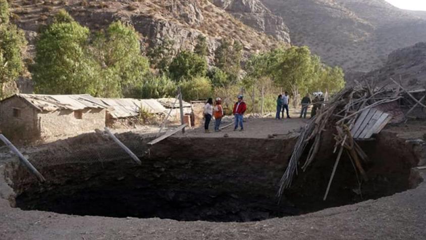 Socavón de 12 metros se tragó una casa y nueve animales