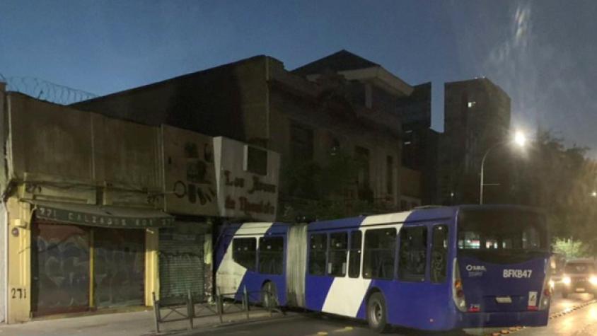 Bus del Transantiago impactó en restorán de Patronato 