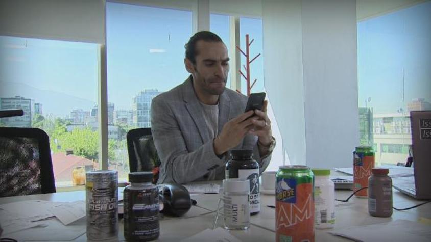 Raimundo no puede dejar de hablar con su “amiga secreta”