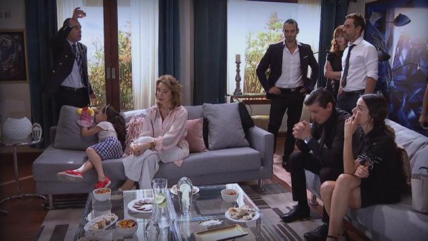 El general encabezó incómodo encuentro tras funeral