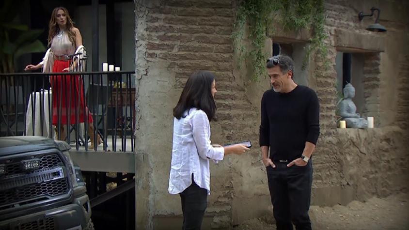 Juan le entregó un regalo a Clara