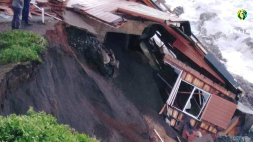 Restaurante cayó al mar por la fuerza del oleaje 