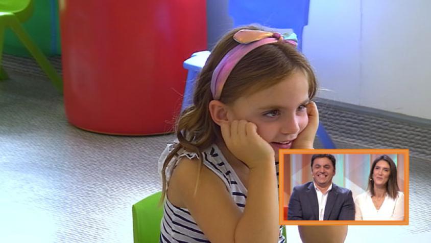 ¿Le pedirán ayuda estas niñas al mono "Charly"?