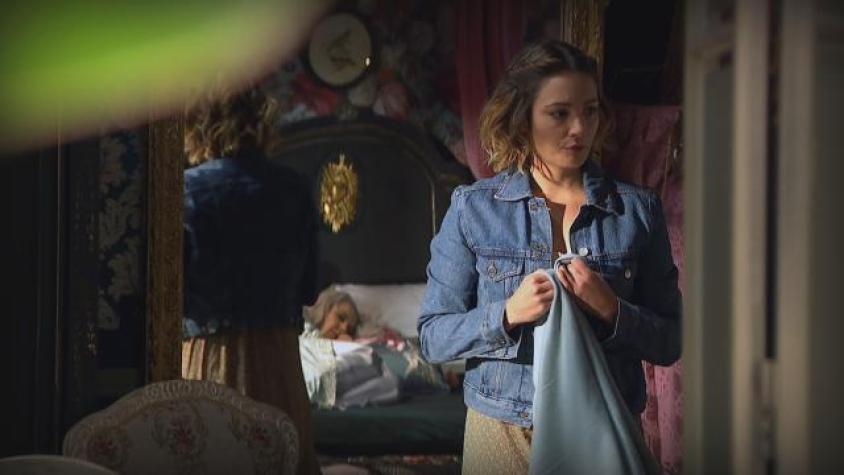 Adela le robó a su abuela