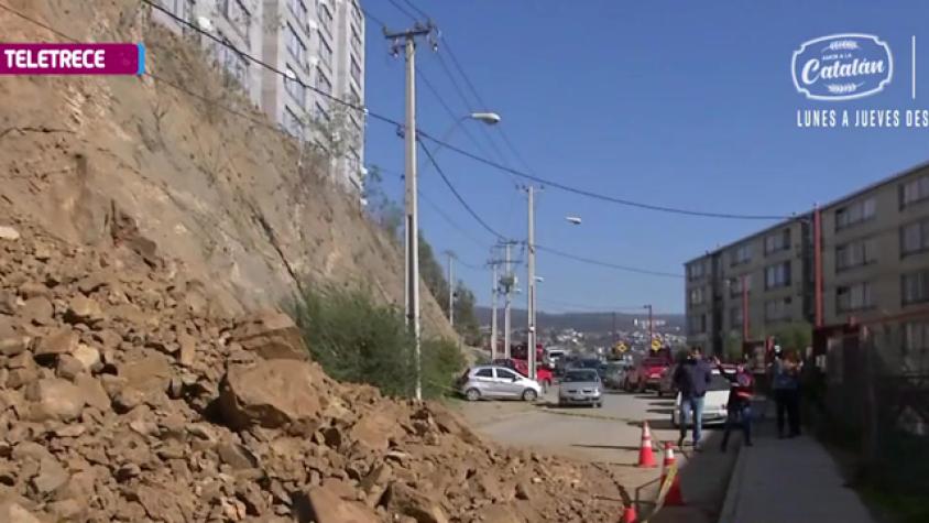 Derrumbe amenaza viviendas en Valparaíso