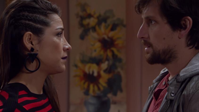 Danae le robó un beso a Camilo